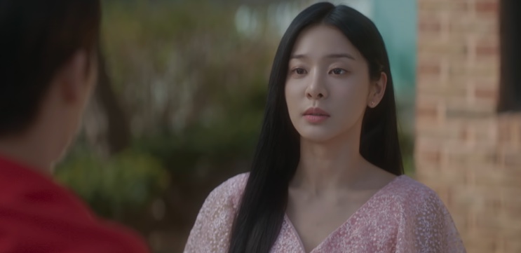 Choi Se-kyung de vestido rosa