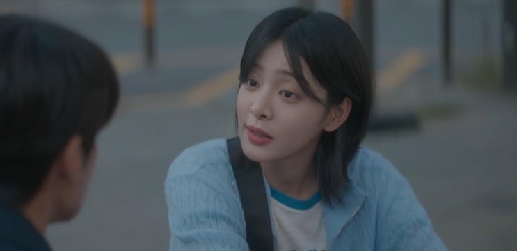 On Eun-yu conversando com Ha Eun-gyeol na rua