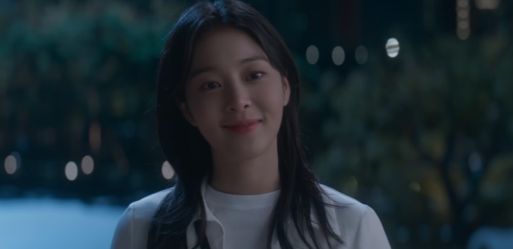 On Eun-yu sorrindo à noite