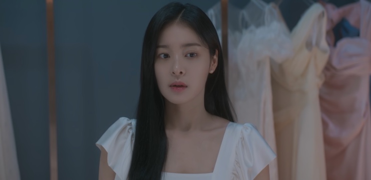 On Eun-yu de vestido branco