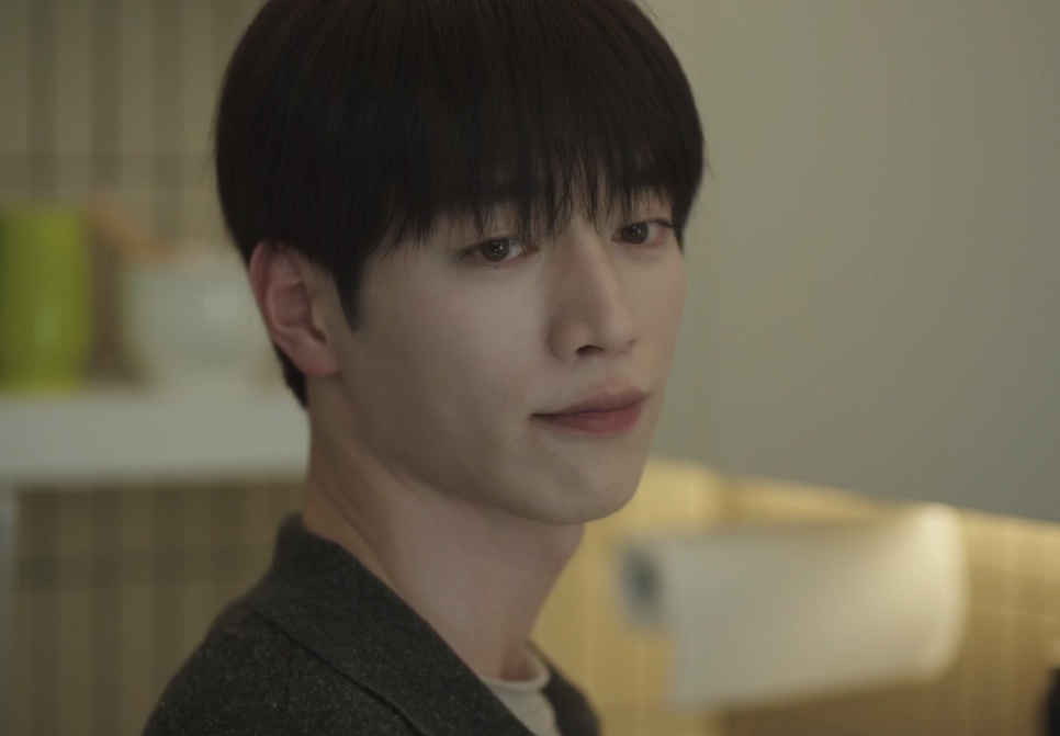 Seo Kang-joon com um meio sorriso, no papel de Namgung Ho em Um Amor Diferente do Seu