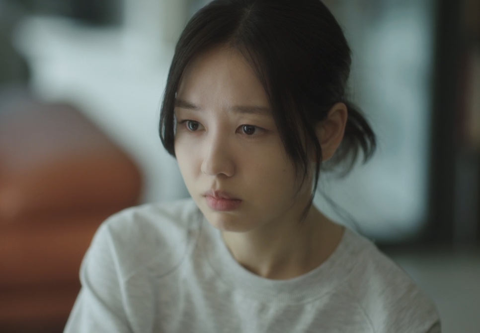 Ahn Eun-jin com o olhar distante, no papel de Lee Mi-do em Um Amor Diferente do Seu