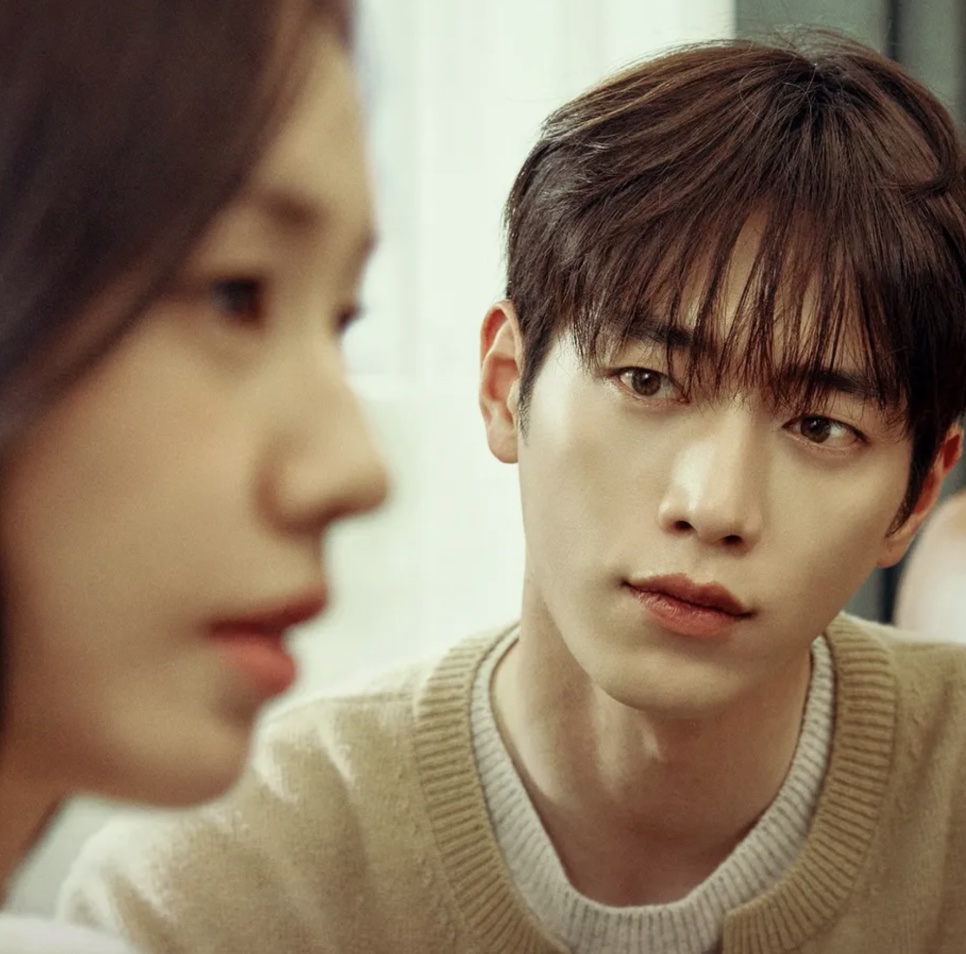 Seo Kang-joon olhando fixo para Ahn Eun-jin, que aparece desfocada em primeiro plano, em Um Amor Diferente do Seu