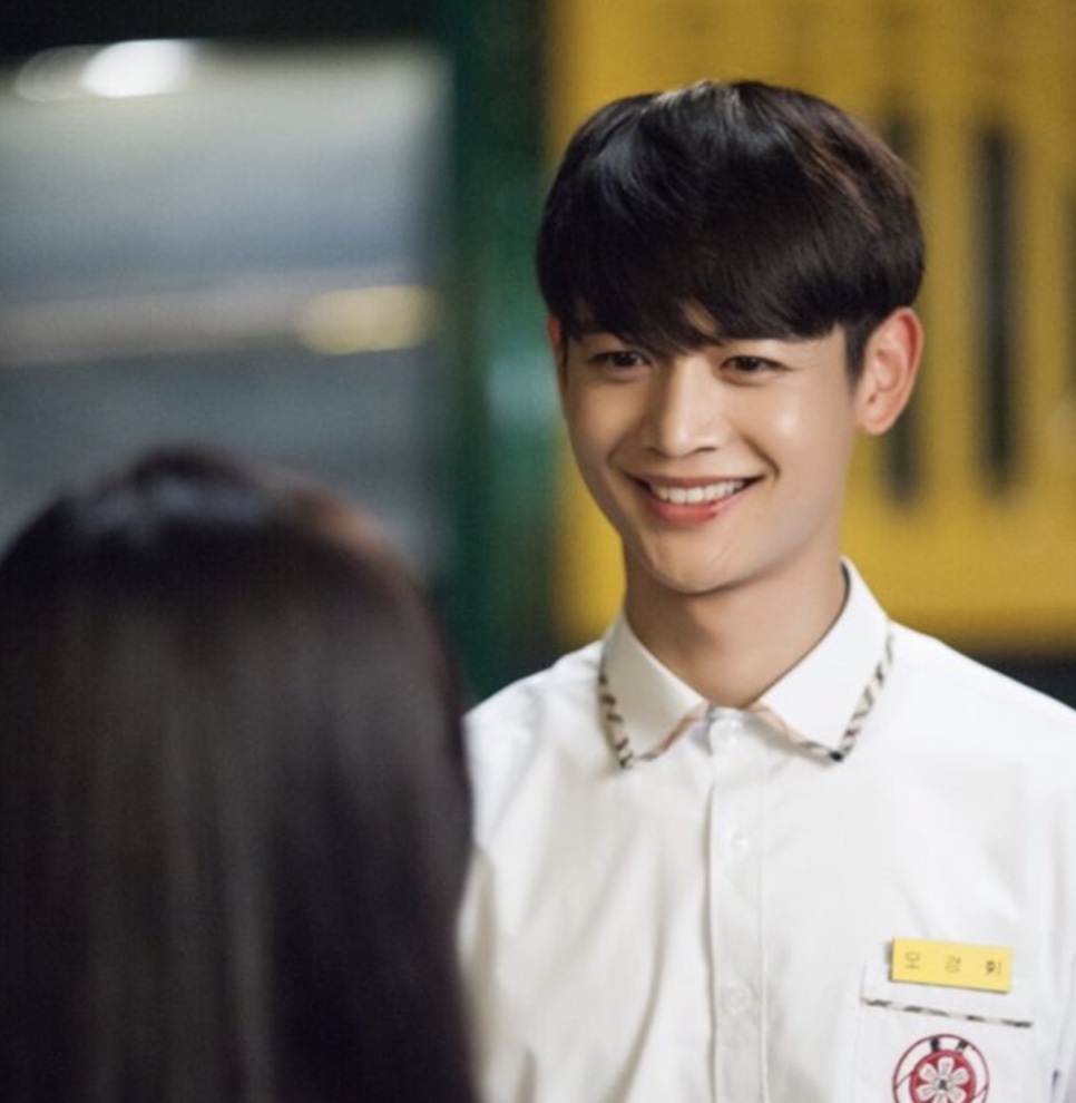 Minho, do SHINee, sorrindo de uniforme escolar em Somehow 18