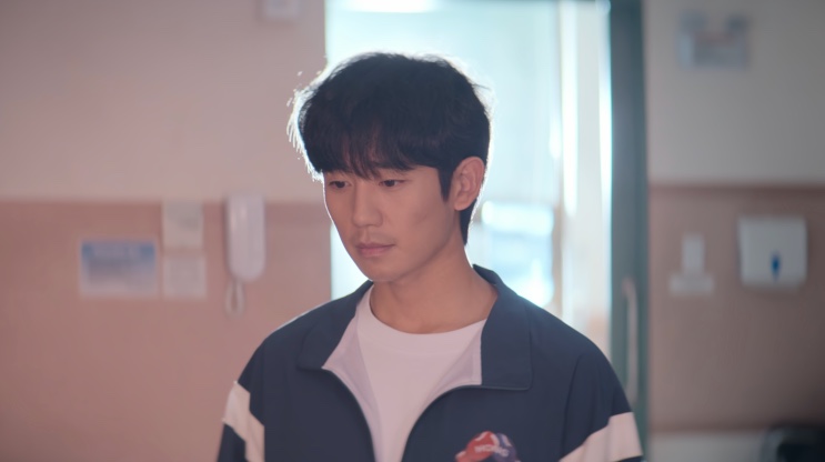 Jang Tae-ha de agasalho, em cena de Um Grude de Amor