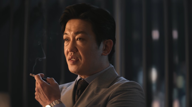 Baek Sang-gil fumando