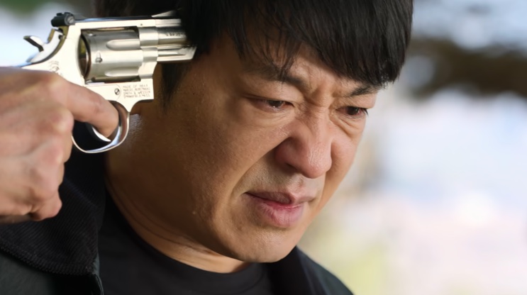Baek Sang-gil com a arma na própria cabeça