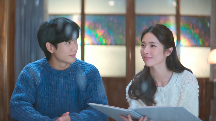 Jang Tae-ha e Go Eun-sae olhando um livro juntos