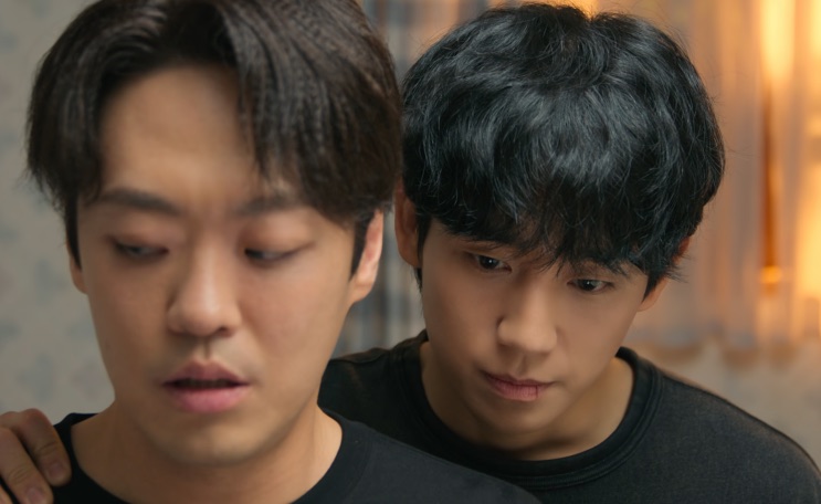 Kim Kang-rok atendendo uma ligação escondido
