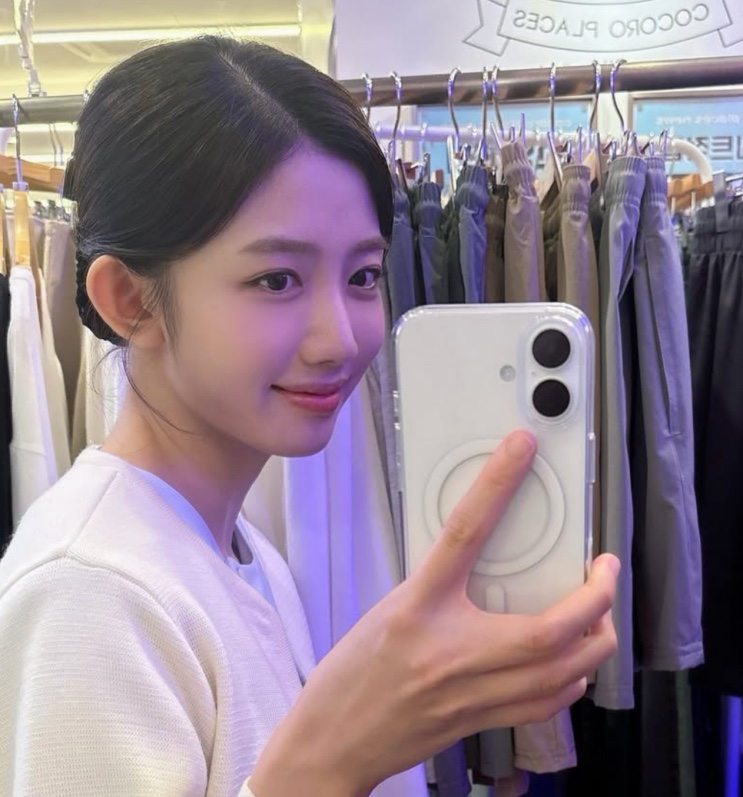 Choi Yu-ju numa selfie de espelho dentro de uma loja