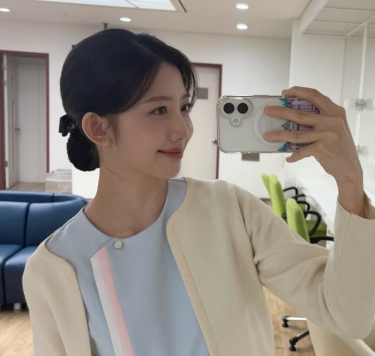 Choi Yu-ju com o uniforme de trabalho da personagem