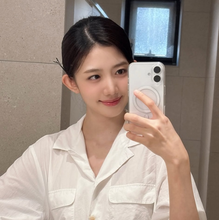 Choi Yu-ju em selfie de espelho, de camisa branca