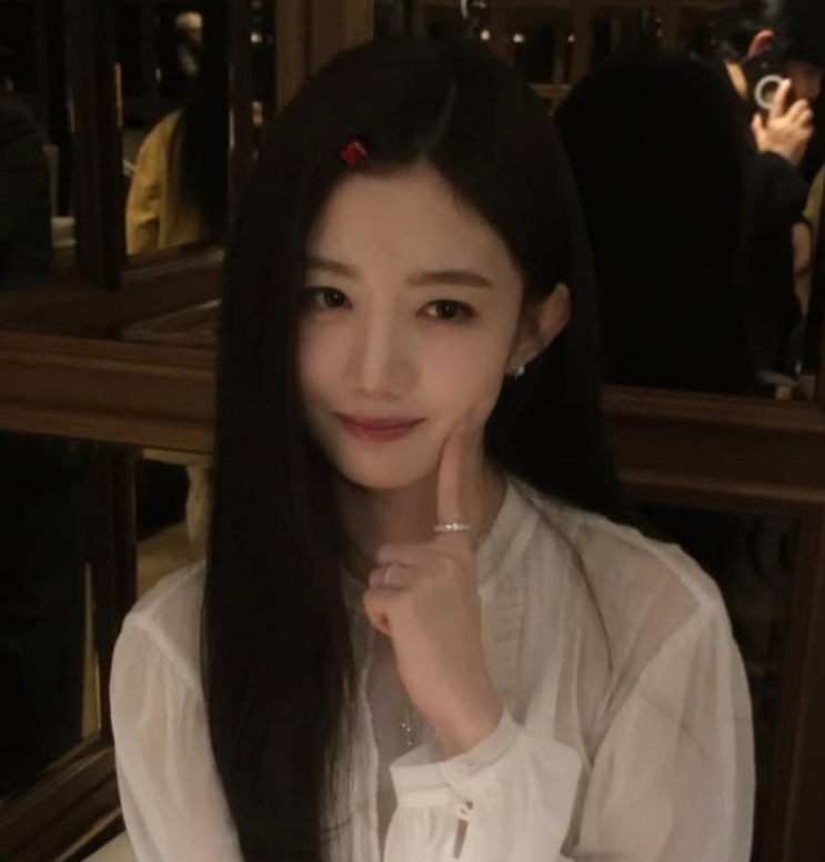 Choi Yu-ju de blusa branca