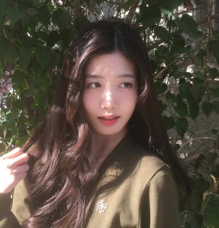 Choi Yu-ju de casaco cáqui