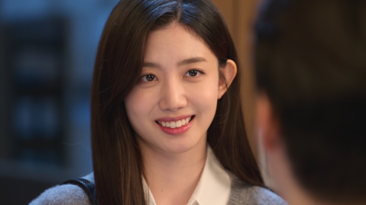 Min Su-ji sorrindo em cena de Um Grude de Amor