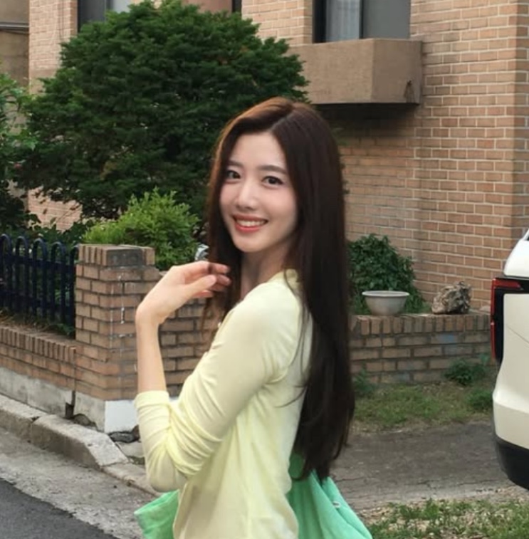 Choi Yu-ju numa rua, em foto do próprio Instagram