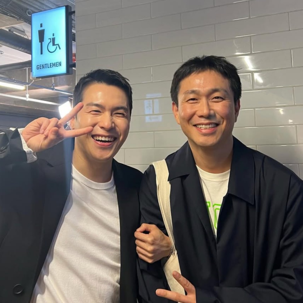 Lee Jae-won sorrindo em uma selfie com outro ator, nos bastidores