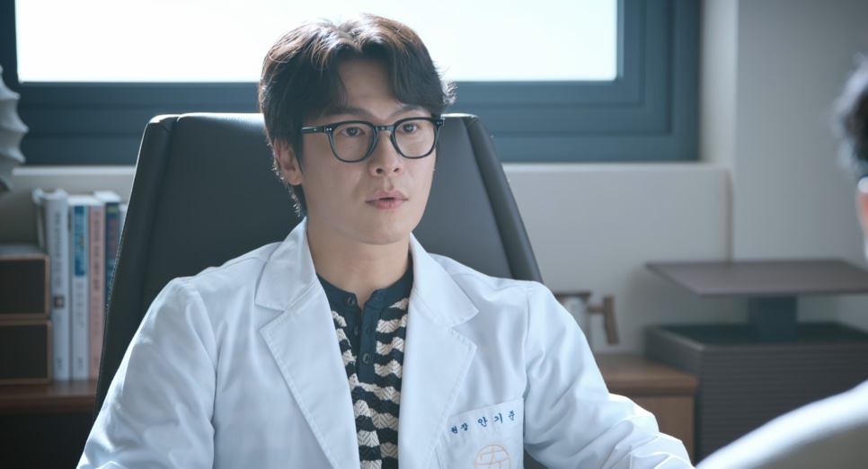 Lee Jae-won de jaleco no consultório, no papel do médico An Gi-jun