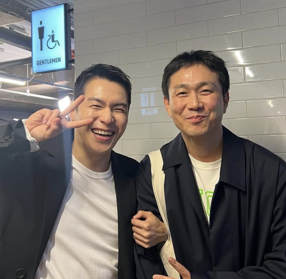 Lee Jae-won sorrindo em uma selfie com outro ator, nos bastidores