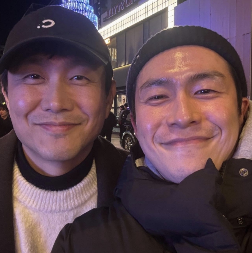 Lee Jae-won em uma selfie noturna na rua, ao lado de outro ator
