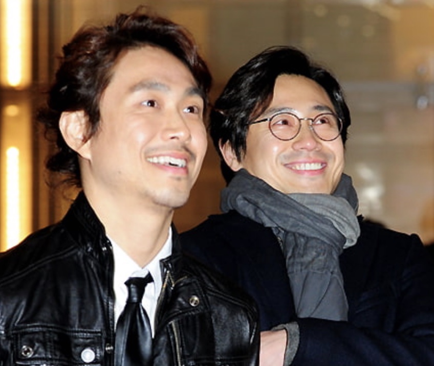 Oh Jung-se, à esquerda, e Shin Ha-kyun, à direita, sorrindo juntos em um evento