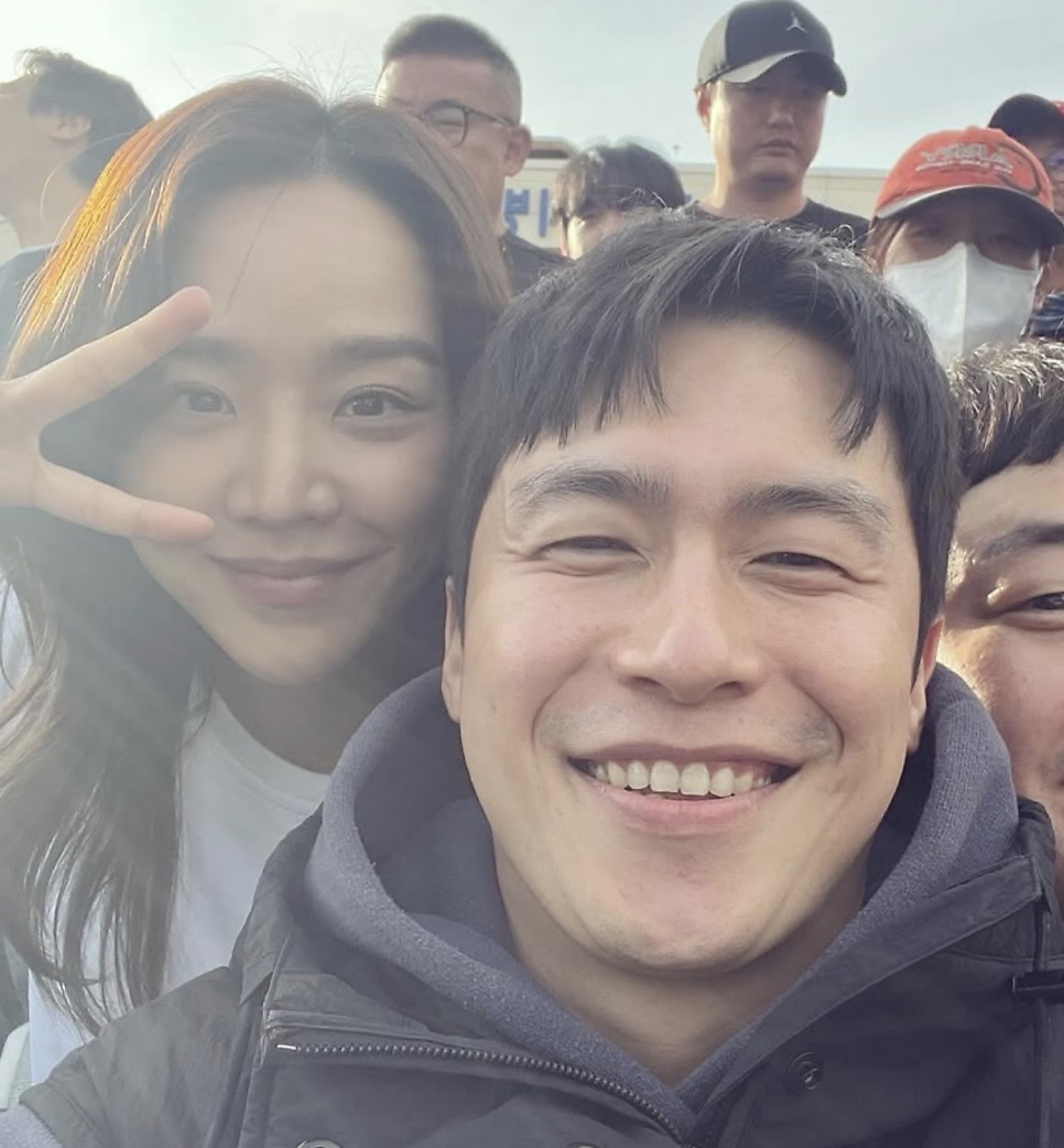Lee Jae-won em uma selfie com uma atriz, no meio da equipe de gravação