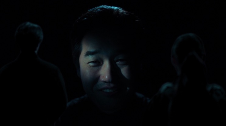 O Chen sorrindo no escuro