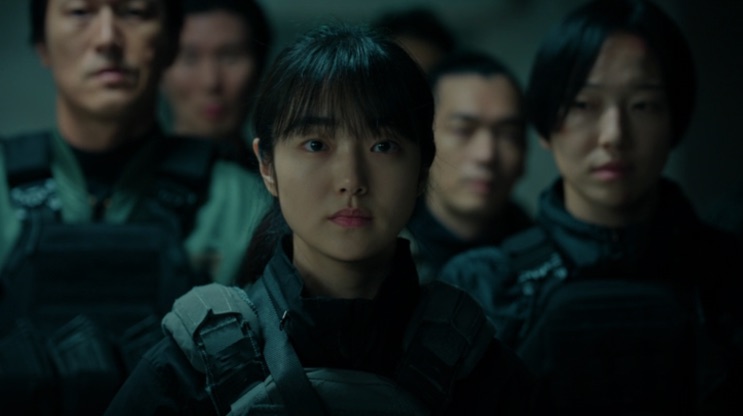 Jeong Ji-an cercada por homens armados