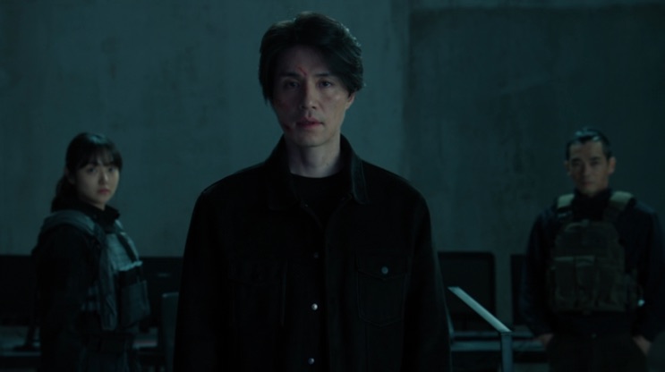 Jeong Jin-man encarando alguém, com Jeong Ji-an ao fundo