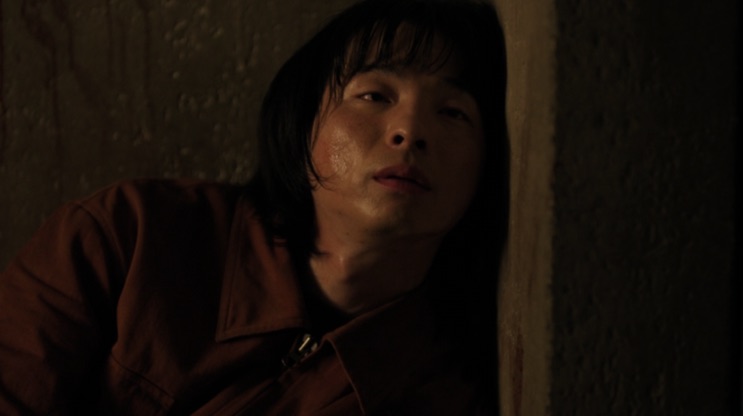 Jeong Ji-an caída no chão, machucada