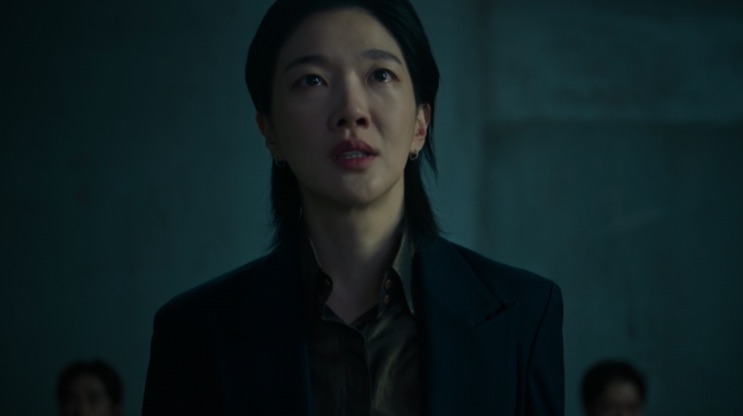 Kusanagi Jin de terno escuro