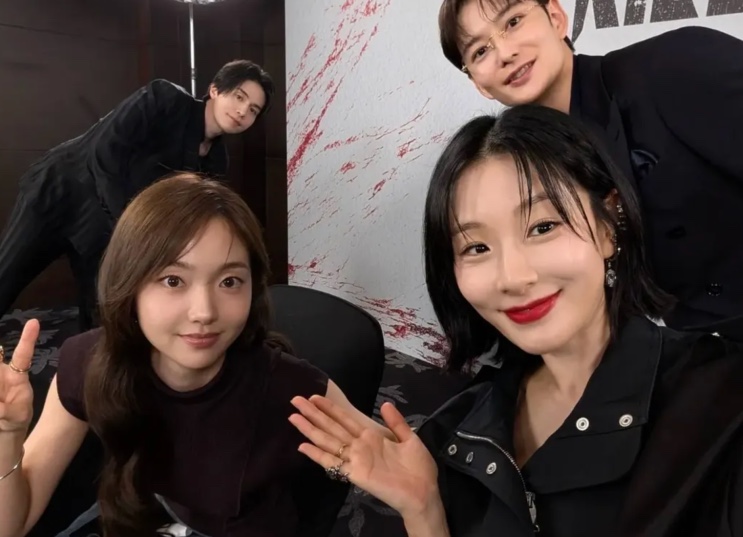 Selfie de bastidores com quatro pessoas do elenco