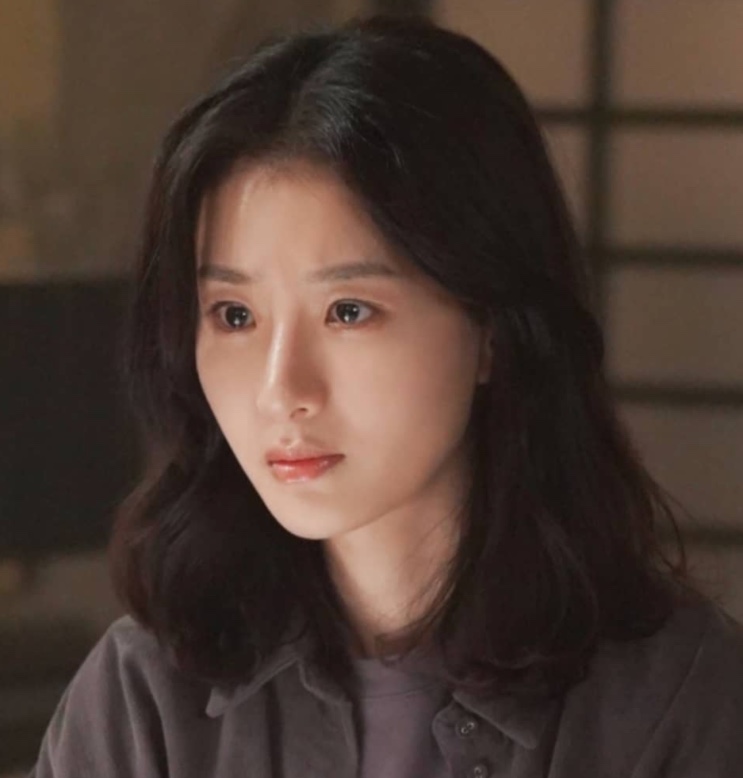 Hyunri em cena de outro trabalho, com figurino discreto
