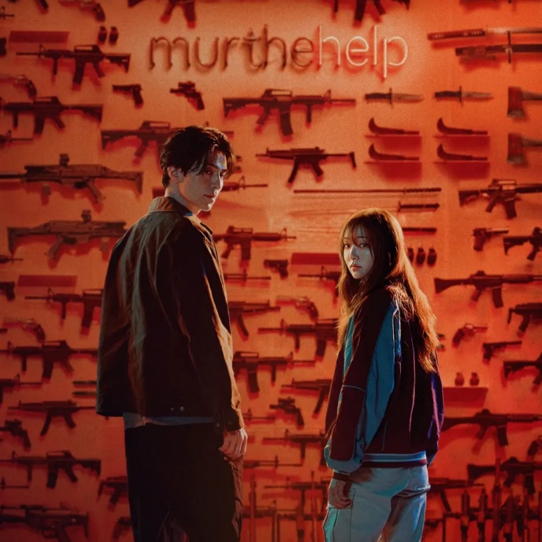 Jeong Jin-man e Jeong Ji-an diante de uma parede coberta de armas, com o logo da murthehelp ao fundo