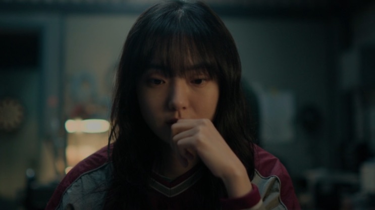 Jeong Ji-an pensativa diante do computador
