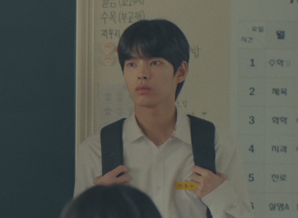 Park Yoon-ho, no papel do Ho-su adolescente em Uma Seul Desconhecida, de uniforme escolar e mochila na sala de aula