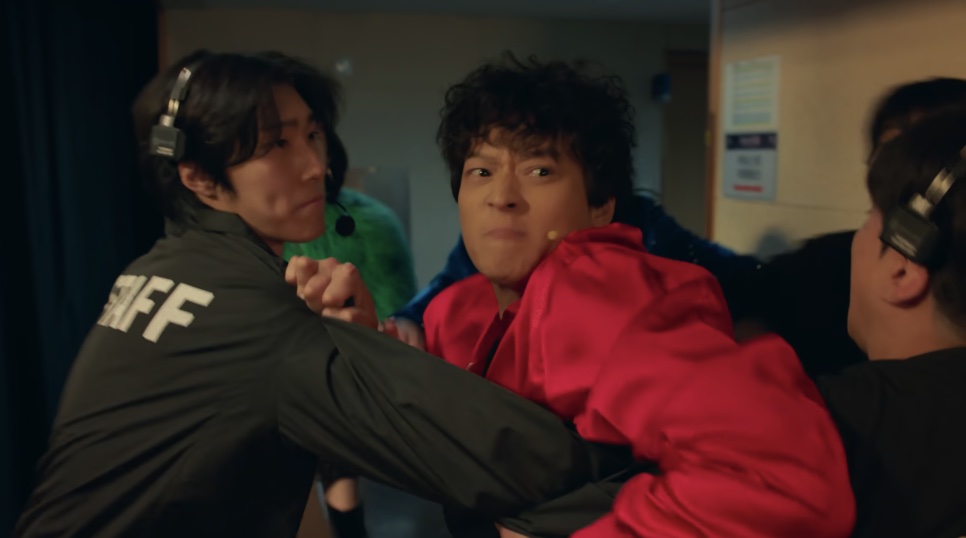 Hwang Hyun-woo e Gu Sang-gu se enfiando no meio da equipe de produção nos bastidores do show, em Wild Sing