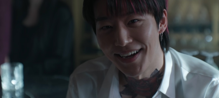Shin Seong-ho sorrindo em Agent Kim Reactivated