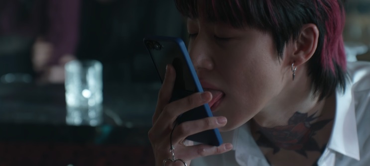 Shin Seong-ho ao telefone em Agent Kim Reactivated