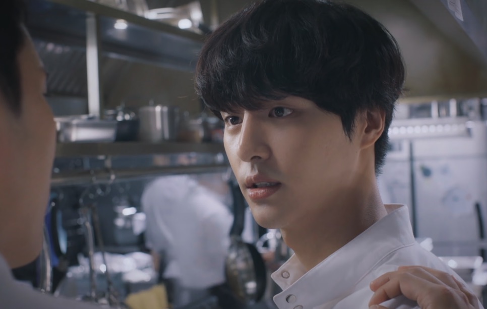 Yang Se-jong em 2017, rosto fino e franja solta na testa, de dólmã branco de chef numa cozinha