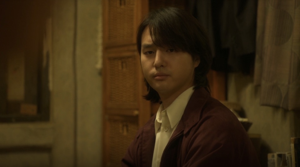 Rosto de Yang Se-jong em close, em cena de Low Life