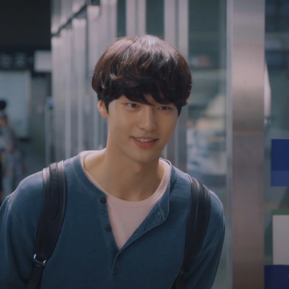 Yang Se-jong em 2017, rosto fino e franja na testa, sorrindo aberto num corredor claro