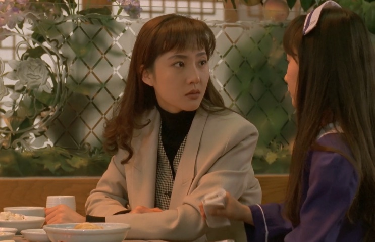 Yum Jung-ah conversando com outra mulher numa mesa, em cena de Terrorista